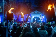 Marcha de antorchas: guardapolvos y barbijos,  símbolos del reclamo al gobierno provincial
