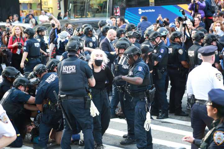 Oficial de ICE mata a balazos a migrante en intento de arresto en Chicago