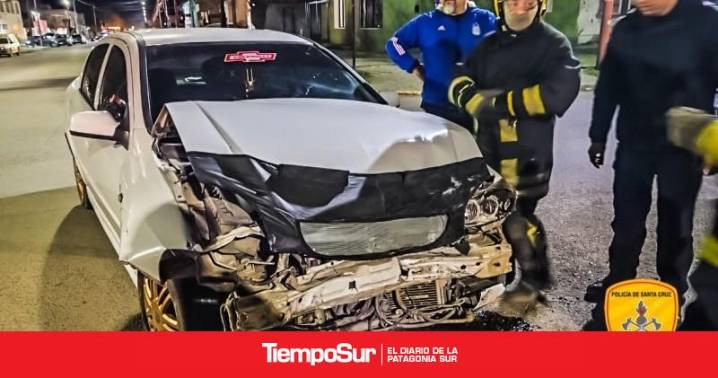 Tránsito Accidente vehicular en Río Gallegos fue asistido por bomberos