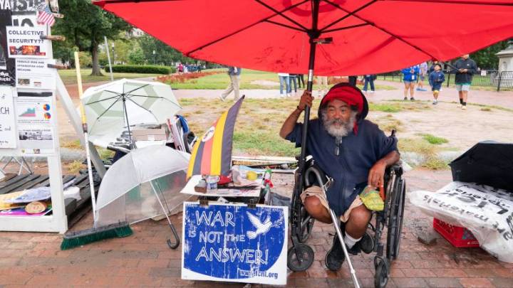 A decades-long peace vigil outside the White House is dismantled after Trump’s order