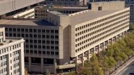 El exdirector del FBI fue acusado por la divulgación de información confidencial