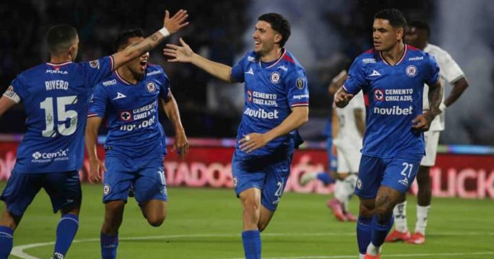 Cruz Azul sigue líder del Apertura