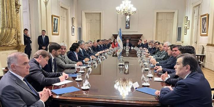 Milei continúa acercándose a Macri y a los gobernadores para fortalecerse, pero aún no logra definiciones