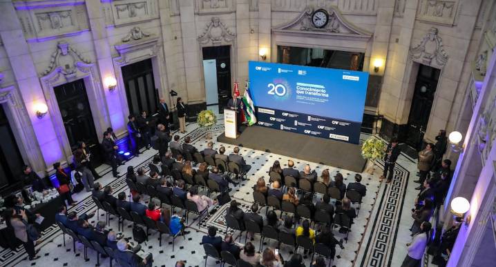 CAF alerta que uno de cada tres latinoamericanos sigue en pobreza y que la productividad ha retrocedido en dos décadas | CAF 