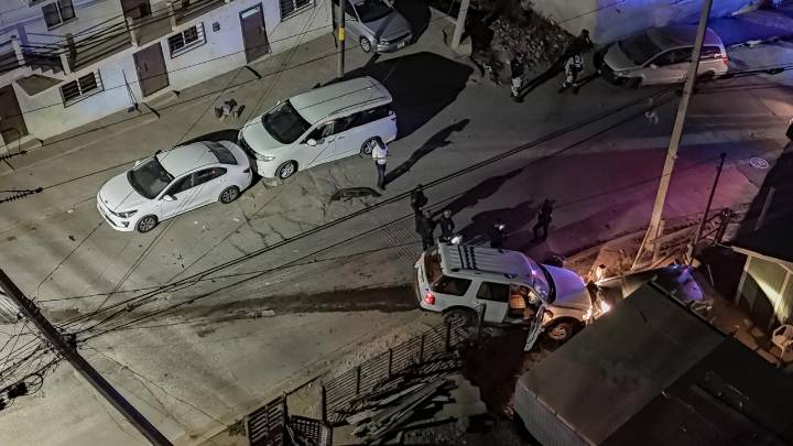 Joven asesinado en su camioneta; termina chocando contra un auto estacionado