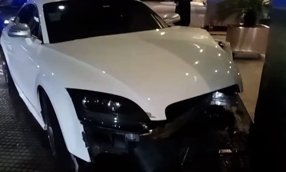 Perdió el control de su Audi TT y chocó contra la entrada del Hotel Hilton de Puerto Madero