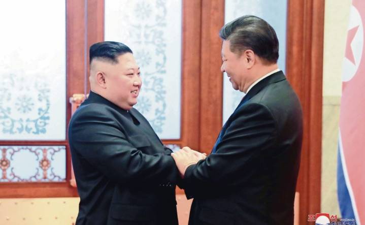 Kim Jong-un viaja en tren hacia China; participará en desfile militar de Beijing