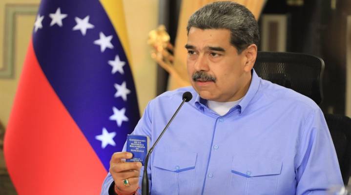 Maduro Firma Decreto de Conmoción Exterior