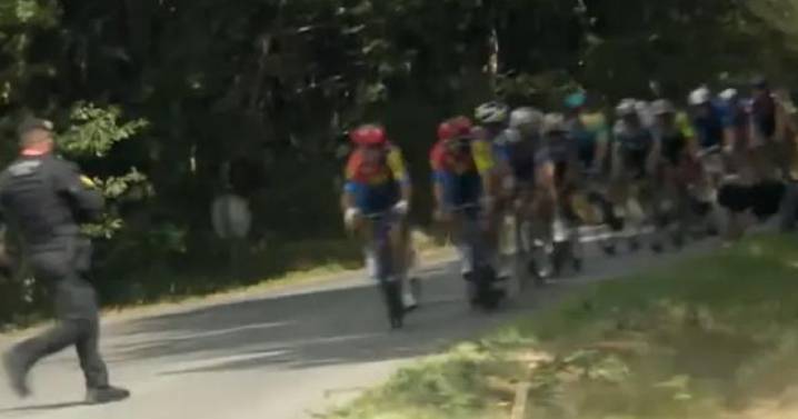 Nuevo incidente en La Vuelta con los activistas propalestinos: tiran a Javi Romo en plena carrera