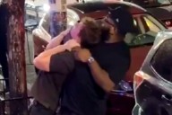 Conmoción en Baltimore. Un guardia de seguridad discutió con un joven, lo estranguló y rompió el vidrio de un auto con su cabeza
