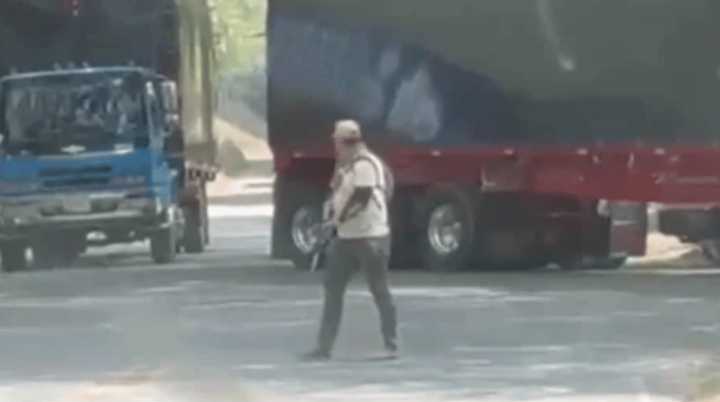 Retén armando en La Fonda: delincuentes retienen camión y secuestran conductor