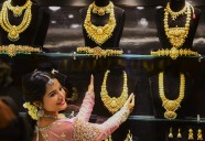 Gold Surges To Record Rs 1.17 Lakh/10 G On Safe-Haven Demand Amid US Shutdown Fears