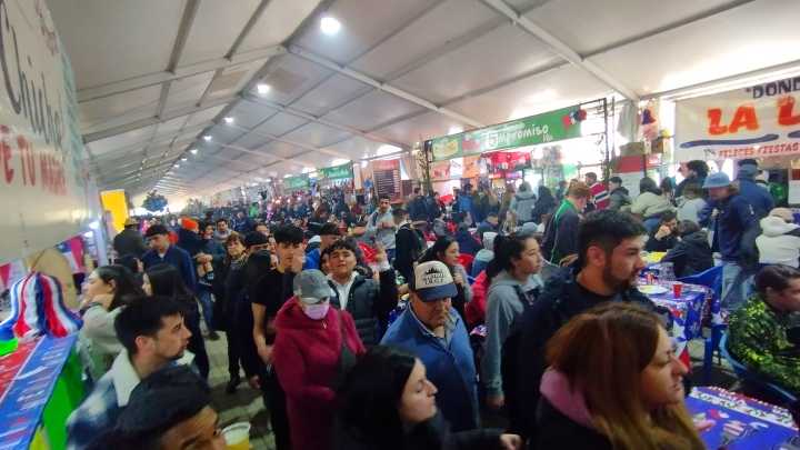 Fiestas Patrias en estado de excepción: posiciones divididas para extender o no horario de cierre de fondas