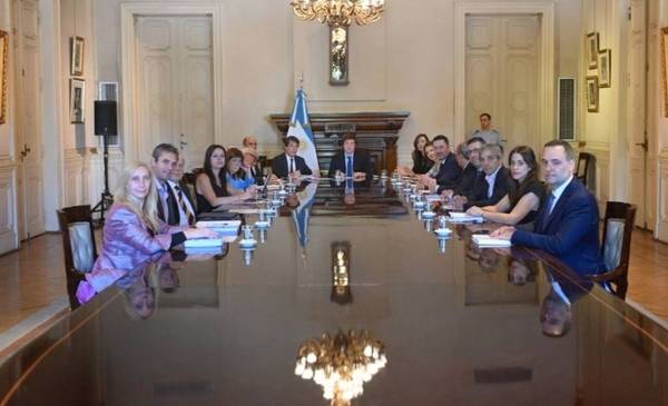 Antes de cerrar la campaña y en medio de la crisis por coimas, Milei reunió a su tropa