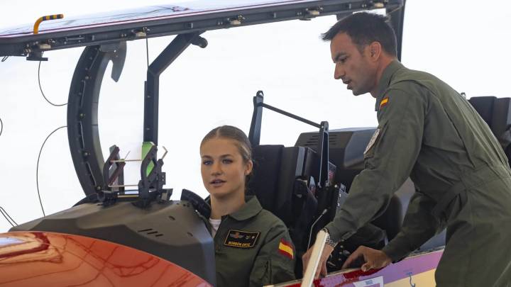 La princesa Leonor, vestida con mono de vuelo, se sube a su primer avión en la Academia del Aire: "Con ganas de aprender"