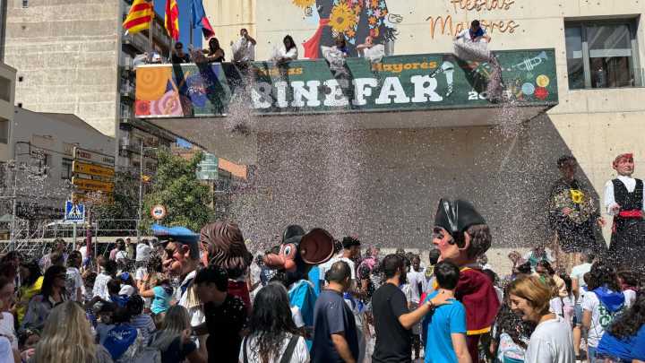 La fiesta estalla en Binéfar con música y color en sus calles