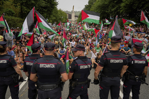 Ciclistas de la Vuelta a España votan seguir compitiendo tras protestas pro