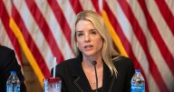 Bondi declara ‘nueva era de violencia política’ y despliega agentes a instalaciones ICE