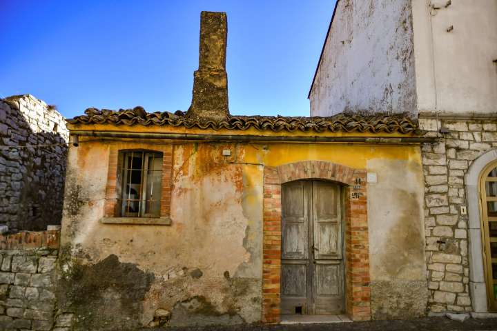 Hombre de 70 años se tiró de un cuarto piso y cayó sobre una mujer: ella murió y él sobrevivió