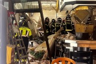 Una explosión en un bar de Vallecas deja un herido grave y 13 leves: los bomberos buscan entre los escombros a más víctimas