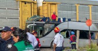 VIDEO: Así fue el choque de un tren con un autobús en Atlacomulco, Edomex
