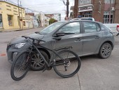 Un ciclista fue embestido por un auto en Colón y España