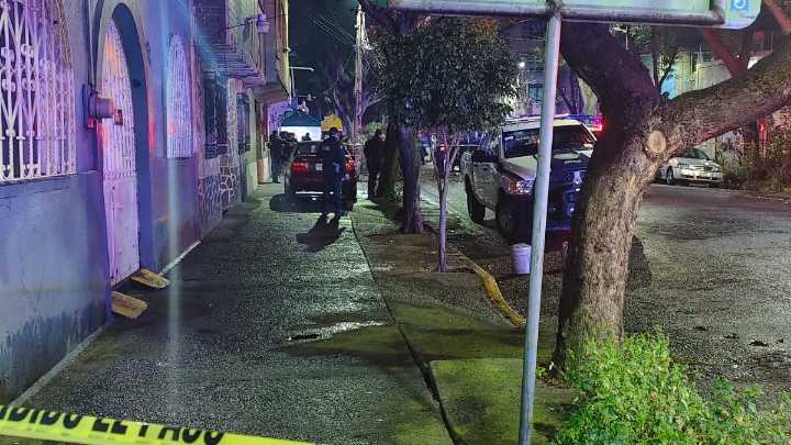 Hombre es asesinado a balazos mientras comía en un puesto de alitas en Azcapotzalco, CdMx