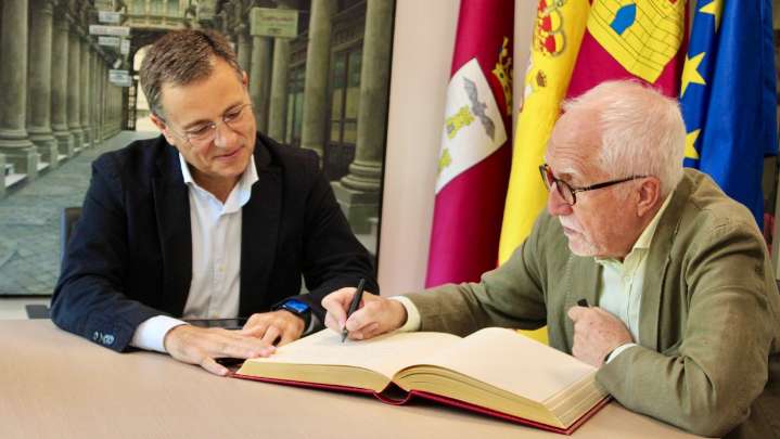 El alcalde de Albacete se reúne con este famoso escritor ganador del Premio Cervantes