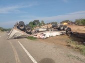 Evita Policía Vial rapiña en choque de tráiler en Tonameca