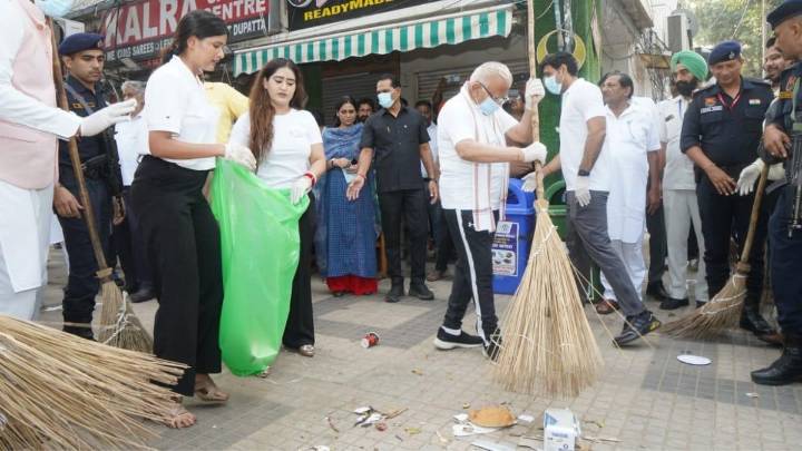 Chandigarh ‘municipal workers’ caught on cam making market ‘dirty’ for Khattar to ‘clean’, probe on