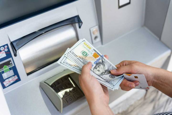 Tarifas de cajeros automáticos aumentan: evita pagar de más