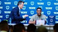 La alerta sísmica interrumpe la presentación de Martial con Rayados: así reaccionó el francés