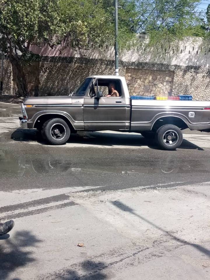 Vecinos cansados de vivir entre aguas residuales