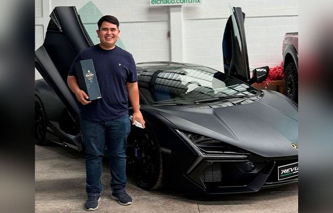 Recibe Irving Dagoberto, ganador del Lamborghini su millonario premio