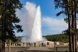 Retired national park leaders urge closures if government shuts down