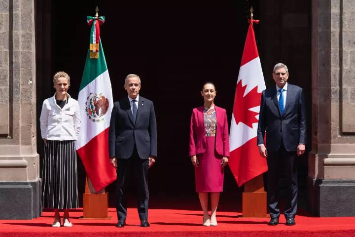Sheinbaum y Carney dialogan en Palacio sobre T