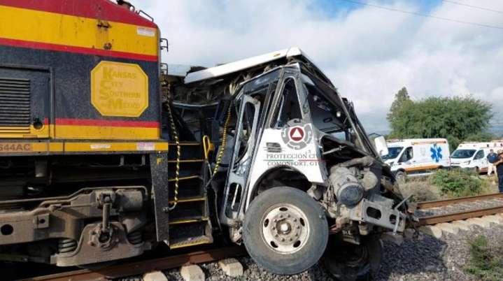 Tren embiste a camión de pasajeros en Guanajuato; reportan 5 muertos y 18 heridos