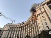 Rusia lanza mayor ataque aéreo a Ucrania; incendia edificio gubernamental