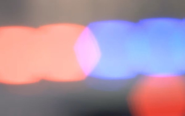 Muҙre balҙado niño tras broma de tocar timbre en una casa