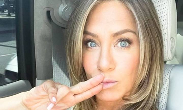 Jennifer Aniston reveals whom she calls in times of distress