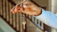 Dejó su piso compartido y acabó con una deuda de 6.000 euros: un error común en el contrato de alquiler