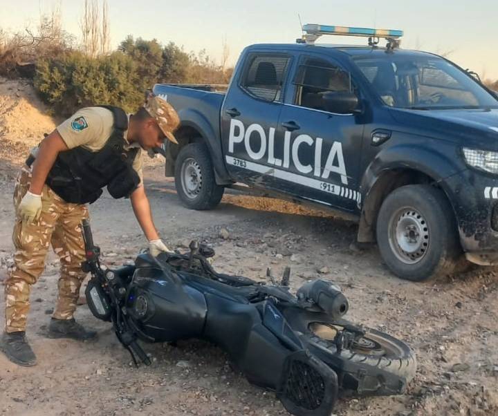 Abandonó una moto robada al ver a los policías y escapó corriendo en Las Heras