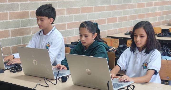 Ministerio de Educación entregó 100 computadores portátiles en colegio público de Envigado