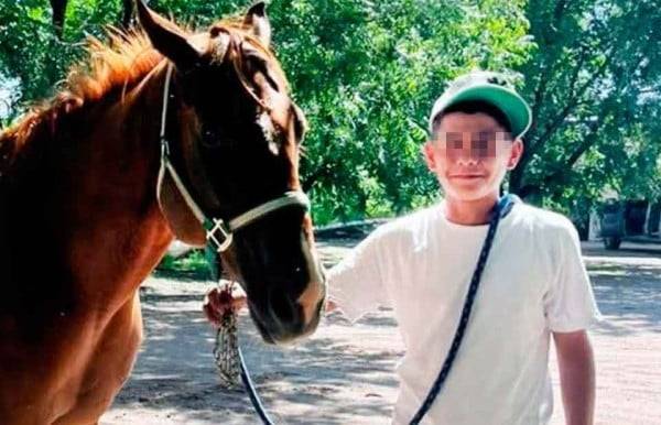 Muere menor al ser pateado por un caballo