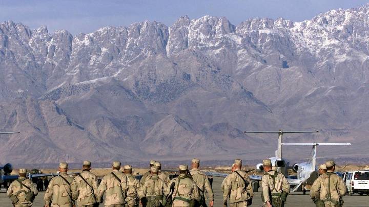 Los talibanes desafían a EEUU y aseguran que no devolverán la base aérea de Bagram en Afganistán