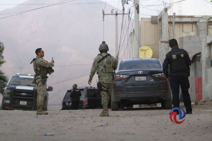 Asesinan a un hombre dentro de un vehículo en el Maclovio Rojas