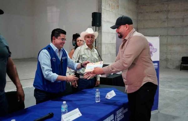 Entregan más de 550 mil pesos a emprendedores de Camargo