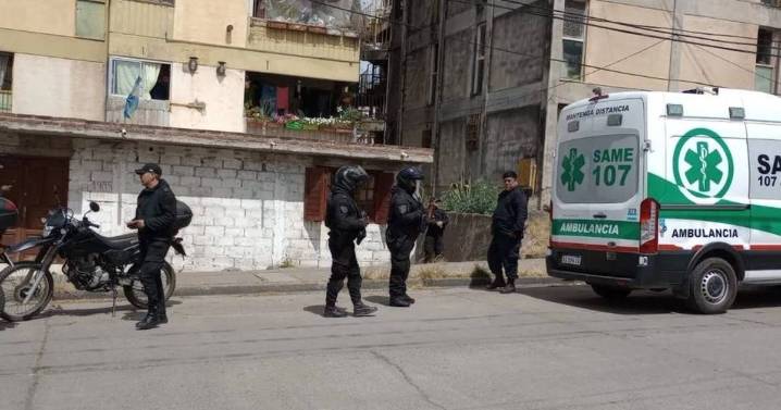 Fracturó de una patada a una mujer policía