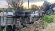 Accidente en la Ruta 11, cerca de Circunvalación Oeste: un camión cayó a la cuneta
