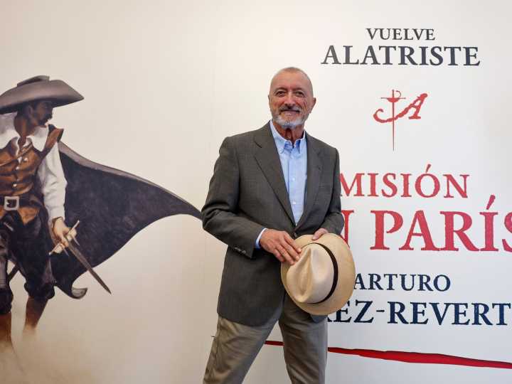 Pérez–Reverte vuelve a "reconciliarse con España" con Alatriste y 'Misión en París'